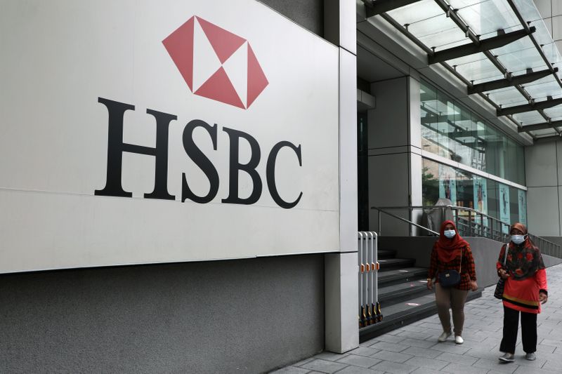 © Reuters. تقارير إعلامية: وثائق تظهر تحويل بنوك عالمية أموالا مشبوهة