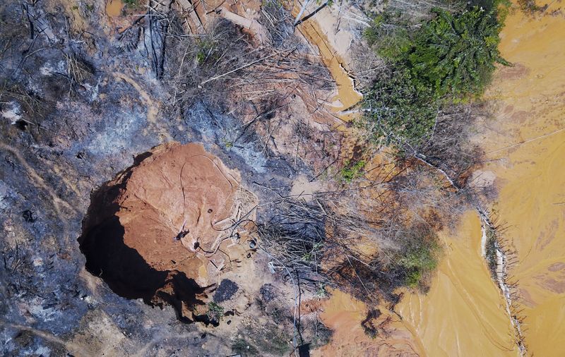 &copy; Reuters. Vista aérea de garimpo na Amazônia