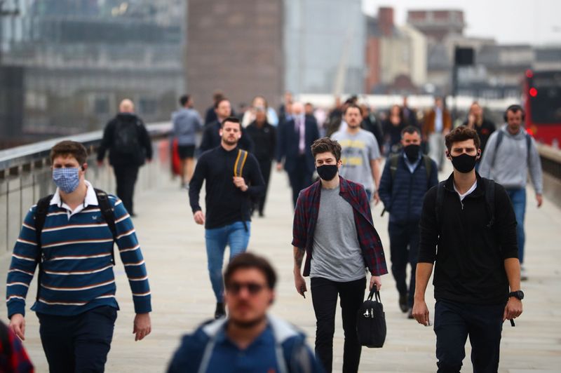 &copy; Reuters. Moradores de Londres caminham pela cidade