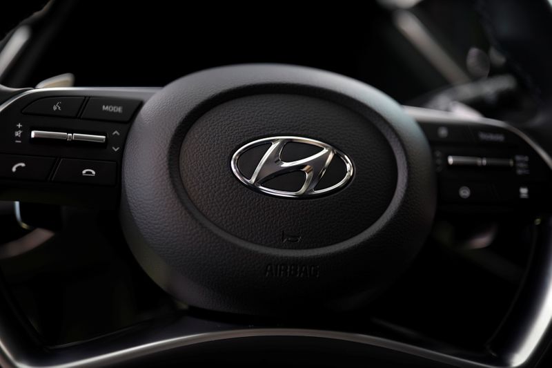 &copy; Reuters. The logo of Hyundai Motors is seen on a steering wheel of a all-new Sonata sedan on display at the company&apos;s headquarters in Seoul