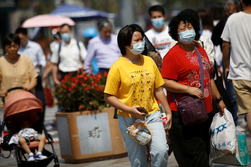 &copy; Reuters. Chineses caminham pelas ruas de Pequim