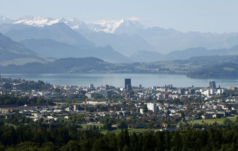 &copy; Reuters. Заснеженные вершины за озером Цуг, Швейцария