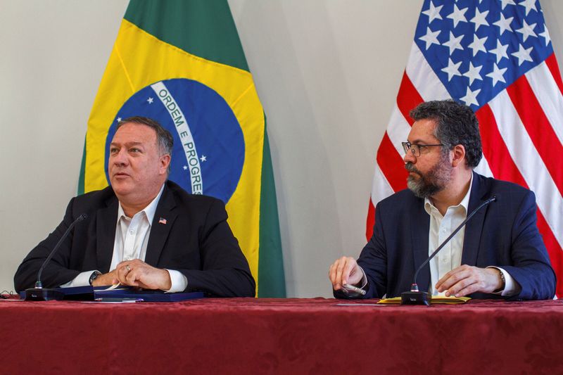 &copy; Reuters. Secretário de Estado dos EUA, Mike Pompeo, ao lado do ministro das Relações Exteriores, Ermesto Araújo, em Boa Vista