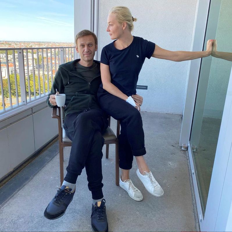 © Reuters. Russian opposition politician Navalny and his wife Navalnaya pose for a picture at Charite hospital in Berlin