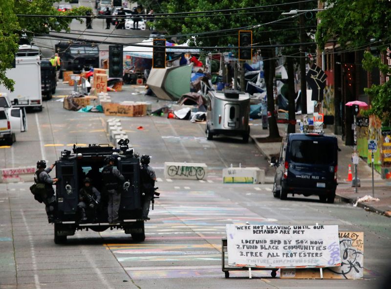 © Reuters. FILE PHOTO: Seattle Police retake the CHOP area in Seattle