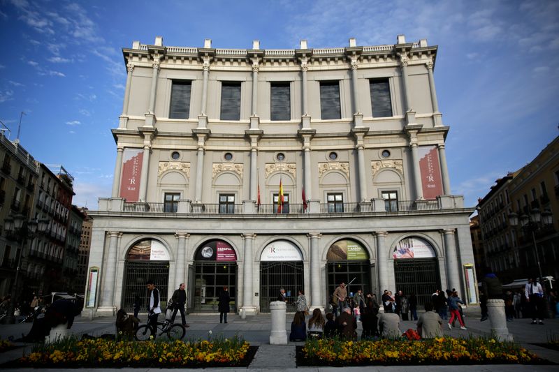 &copy; Reuters. FOTO DE ARCHIVO: Fachada principal del Teatro Real en la Plaza de Oriente de Madrid