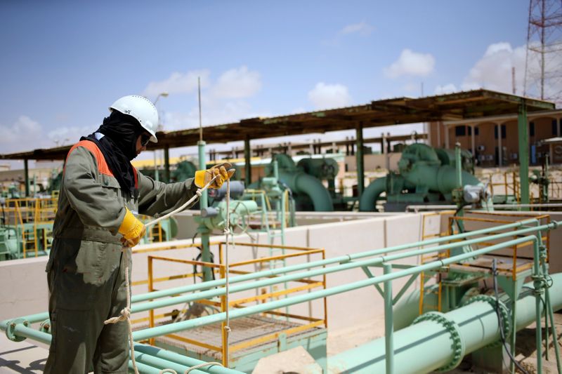 &copy; Reuters. Trabalhador em unidade de petróleo de Zueitina