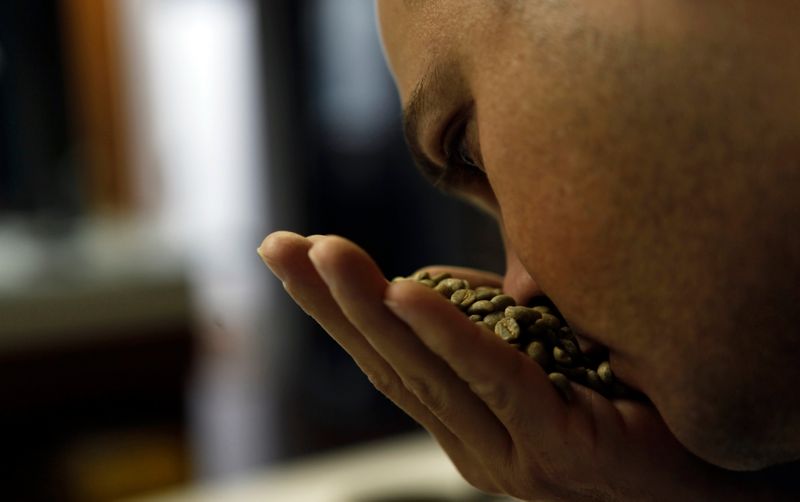 &copy; Reuters. Trabalhador em unidade beneficiadora de café