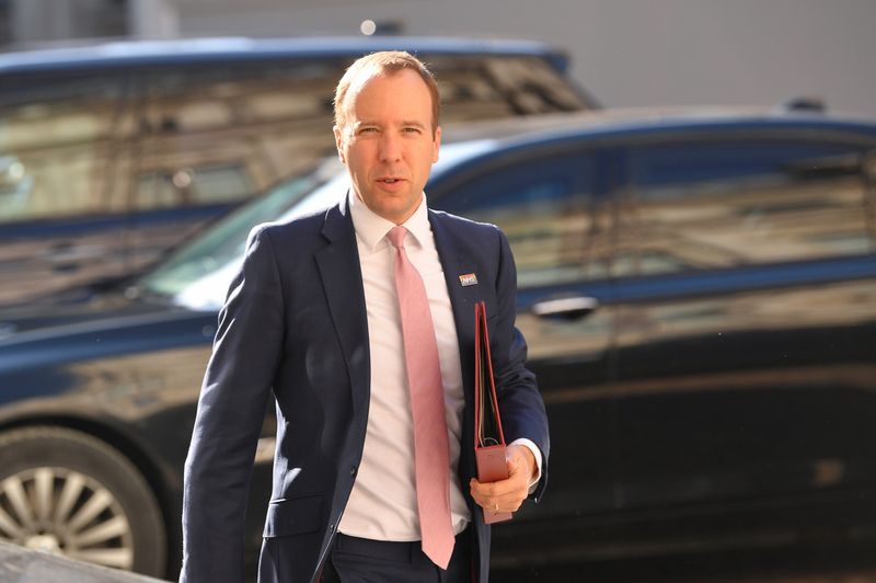 &copy; Reuters. Secretário da Saúde britânico, Matt Hancock, a caminho de reunião com o premiê Boris Johnson