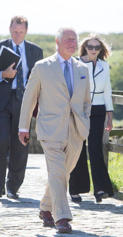 © Reuters. FILE PHOTO: Britain's Prince Charles, Prince of Wales and Britain's Camilla, Duchess of Cornwall visit Tintagel Castle in Cornwall