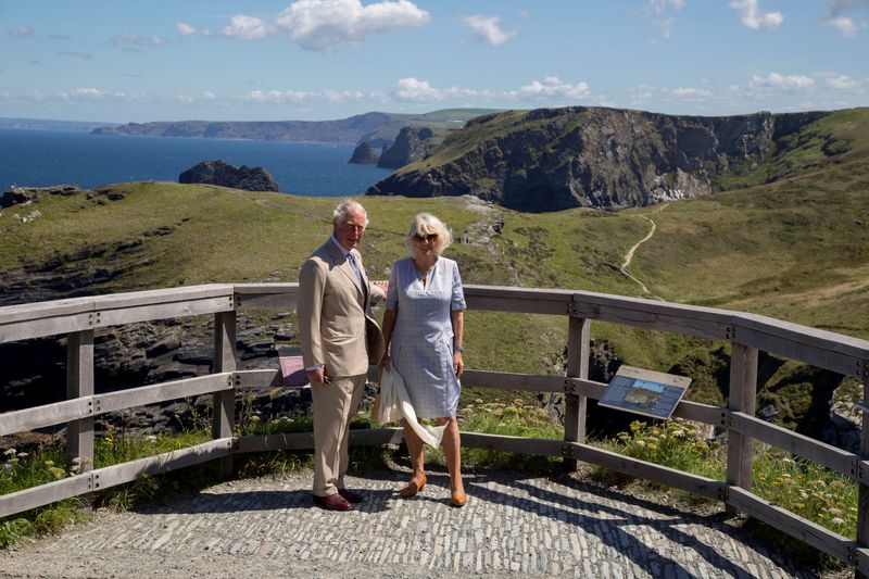 &copy; Reuters. FILE PHOTO: Britain&apos;s Prince Charles, Prince of Wales and Britain&apos;s Camilla, Duchess of Cornwall visit Tintagel Castle in Cornwall