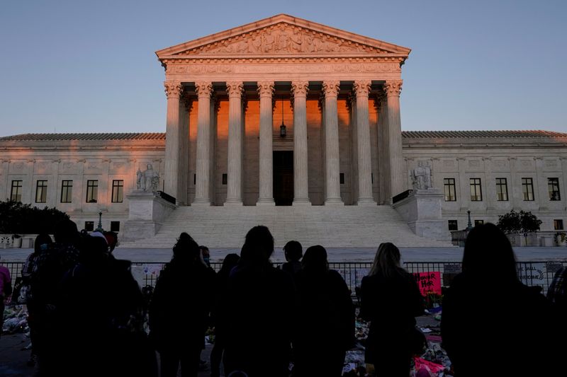 © Reuters. FILE PHOTO: People gather to mourn the death of Associate Justice Ruth Bader Ginsburg at the Supreme Court in Washington