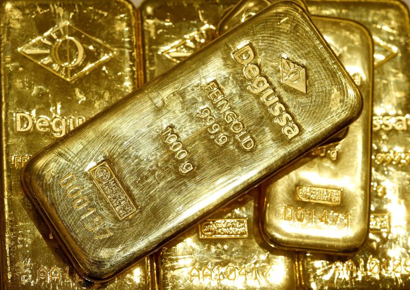 © Reuters. FILE PHOTO: Gold bars are seen in the vault of the branch office of precious metal trader Degussa in Zurich