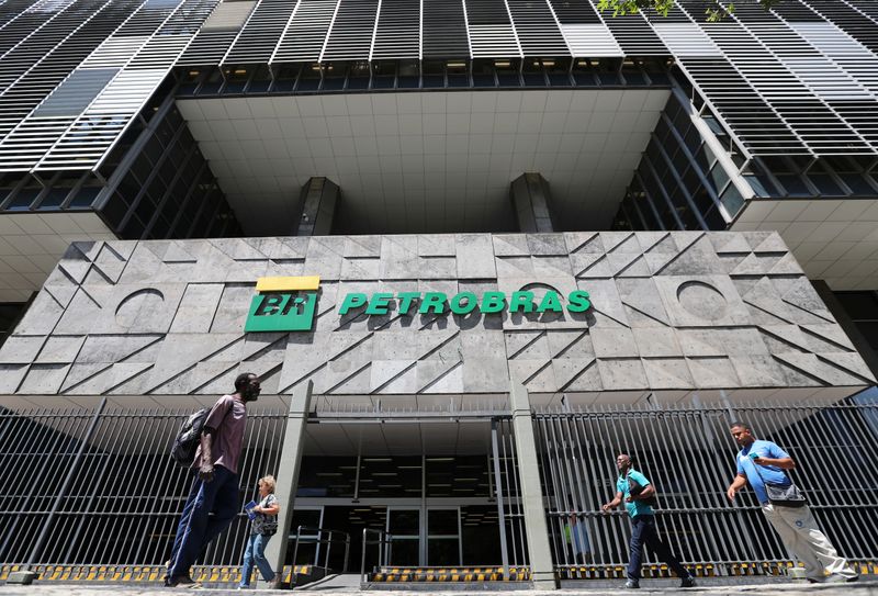 &copy; Reuters. Pessoas caminham em frente à sede da Petrobras, no Rio de Janeiro