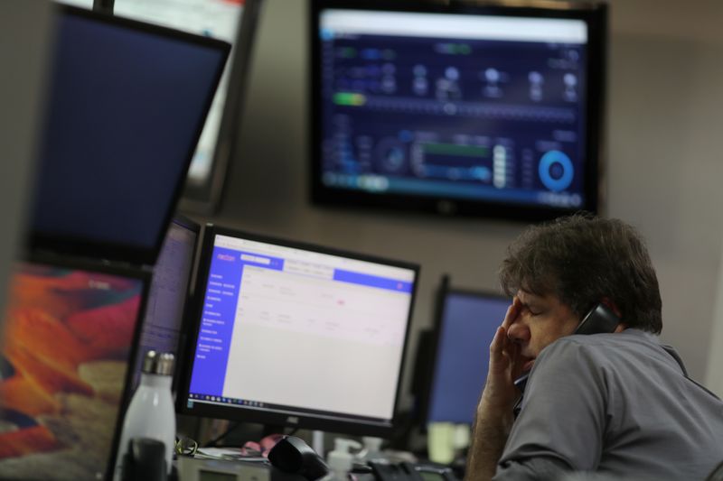 © Reuters. Operador durante sessão da bolsa de valores de São Paulo