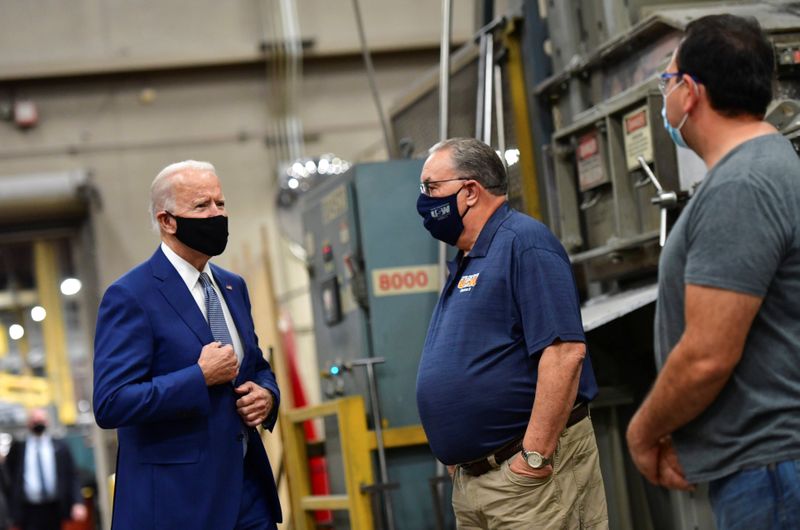 &copy; Reuters. El candidato presidencial demócrata y exvicepresidente de EEUU Joe Biden habla con los trabajadores mientras recorre Wisconsin Aluminium Foundry en un evento de campaña en la fábrica en Manitowoc, Wisconsin. 21 de septiembre de 2020.