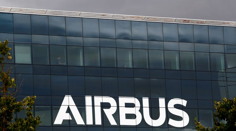 &copy; Reuters. FILE PHOTO: Airbus logo at the Airbus Defence and Space facility in Elancourt