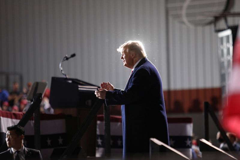 © Reuters. U.S. President Donald Trump campaigns at Toledo Express Airport in Swanton, Ohio