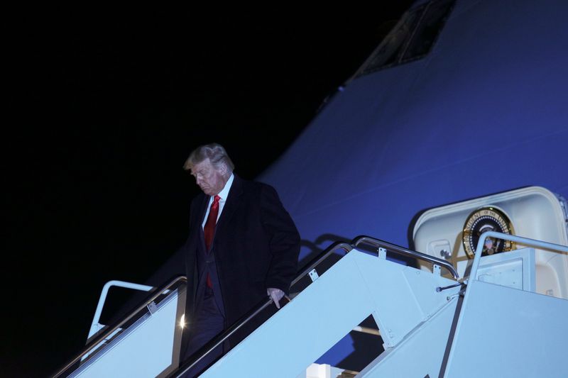 © Reuters. U.S. President Donald Trump descends from Air Force One following a campaign trip to Ohio, at Joint Base Andrews in Maryland