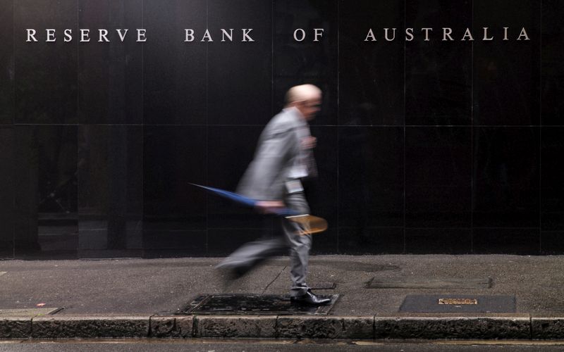 &copy; Reuters. Man walks past the headquarters of Australia&apos;s Reserve Bank in Sydney