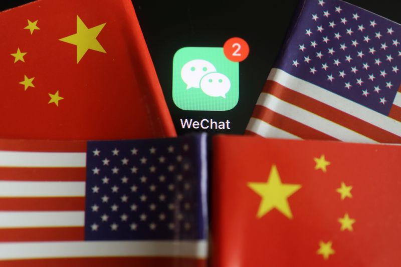 &copy; Reuters. FILE PHOTO: Illustration picture of WeChat app with U.S. and China flags