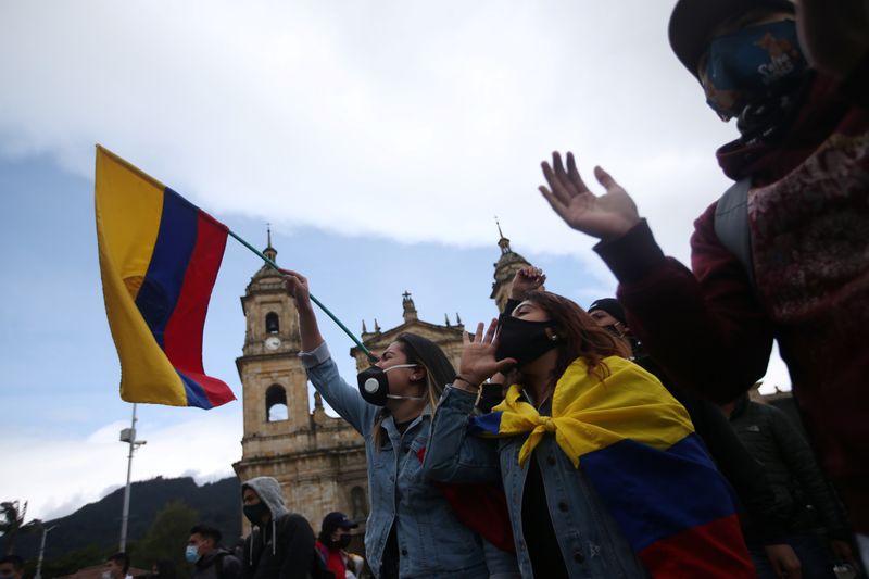 &copy; Reuters. Estudiantes y trabajadores participan en una jornada de protesta contra la política económica y social del Gobierno colombiano y contra la violencia policial en la Plaza de Bolívar de Bogotá