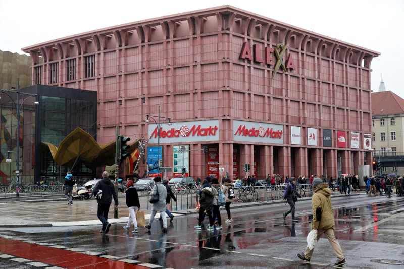 &copy; Reuters. People walk next to Alexa shopping mall at Alexanderplatz in Berlin