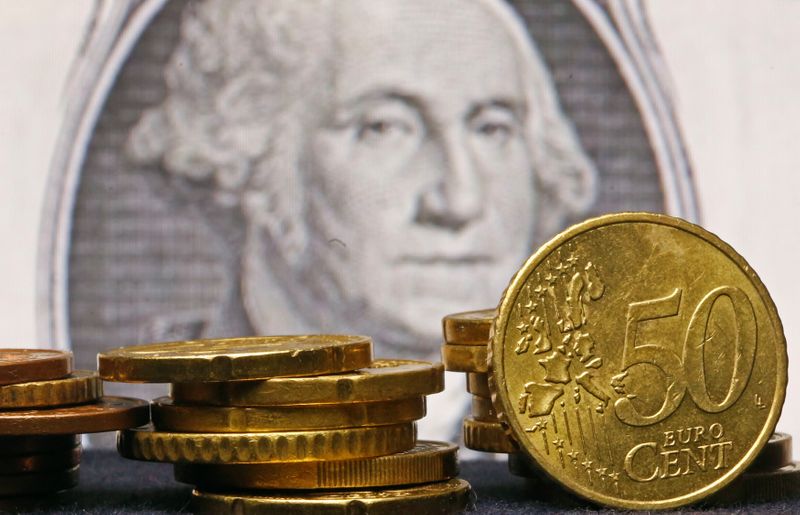 &copy; Reuters. Alcune monete in euro sono davanti a una banconota da un dollaro, a Zenica