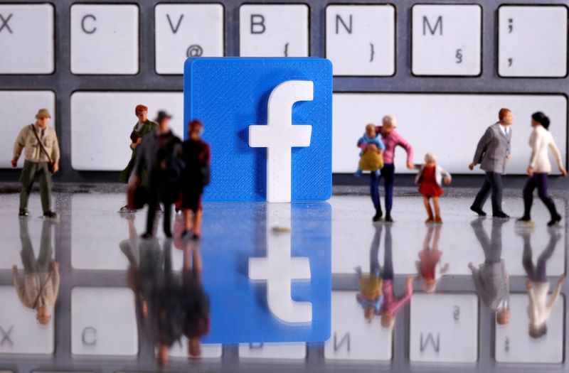 &copy; Reuters. FILE PHOTO: A 3D printed Facebook logo