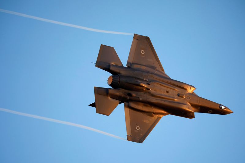 © Reuters. FILE PHOTO: Israeli Air Force F-35 flies during an aerial demonstration at a graduation ceremony for Israeli air force pilots at the Hatzerim air base in southern Israel