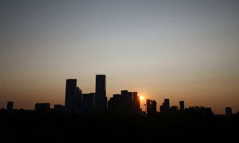 &copy; Reuters. The sun rises behind Canary Wharf financial district in London