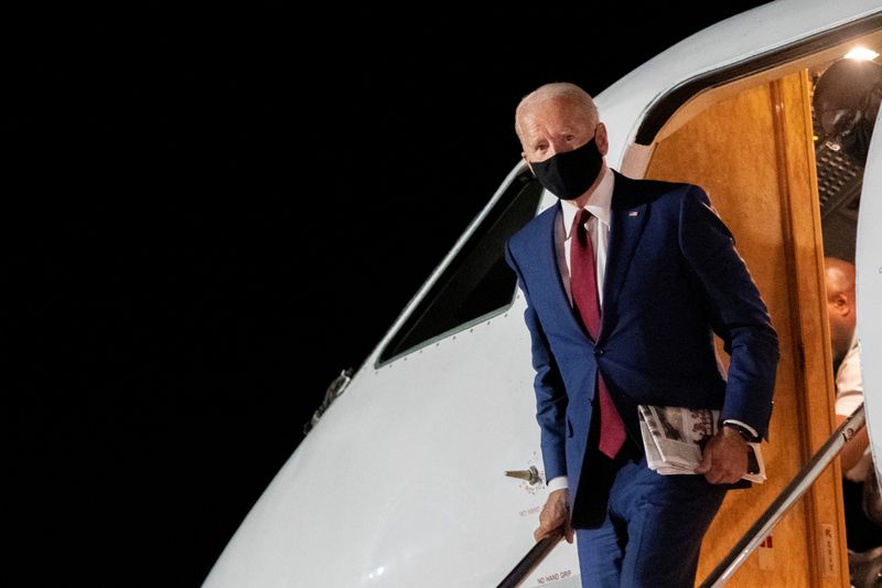 &copy; Reuters. Democratic U.S. presidential nominee Joe Biden disembarks plane in New Castle, Delaware