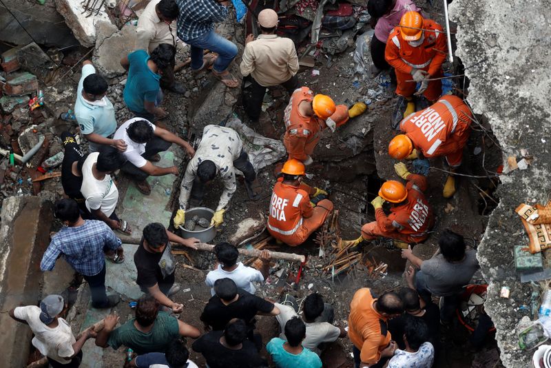 &copy; Reuters. ارتفاع قتلى انهيار مبنى في الهند إلى 20 وجهود الإنقاذ مستمرة لليوم الثاني
