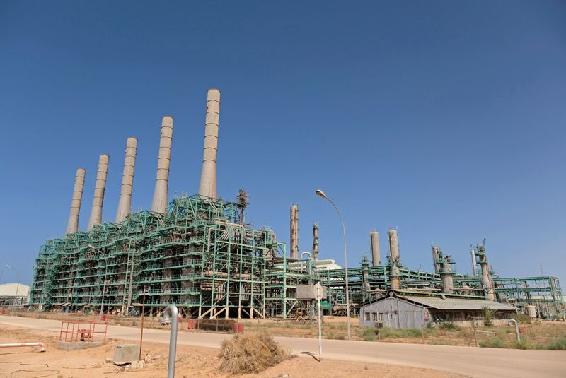 © Reuters. FILE PHOTO: A view shows Ras Lanuf Oil and Gas Company in Ras Lanuf