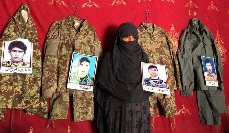 &copy; Reuters. أفغانية تبتهل إلى الله أن ينقذ السلام زوجها الرابع