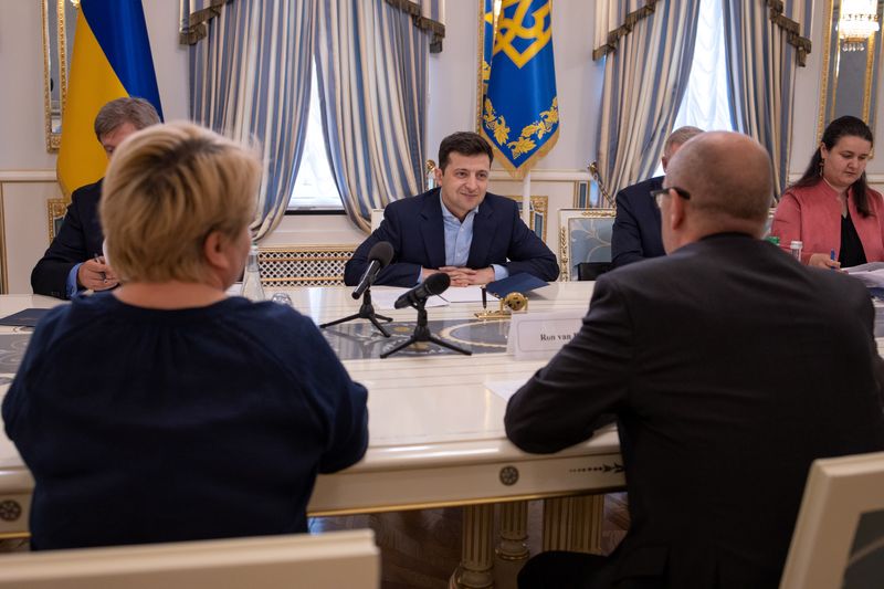 &copy; Reuters. Президент Украины Владимир Зеленский на переговорах с представителями МВФ в мае 2019 года