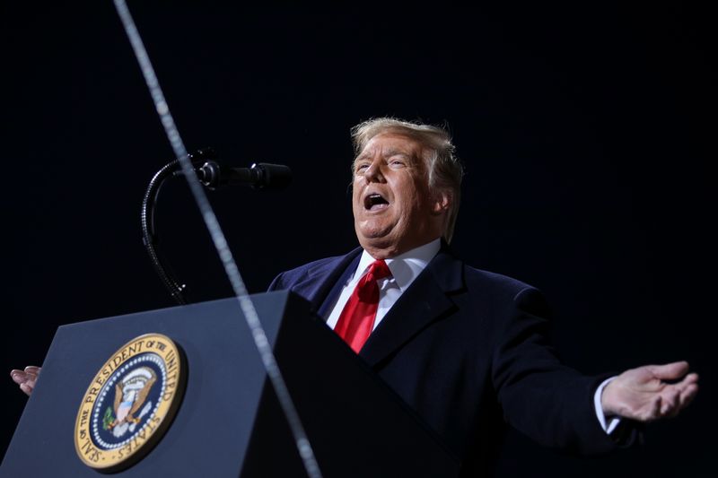 &copy; Reuters. U.S. President Donald Trump campaigns at Toledo Express Airport in Swanton, Ohio