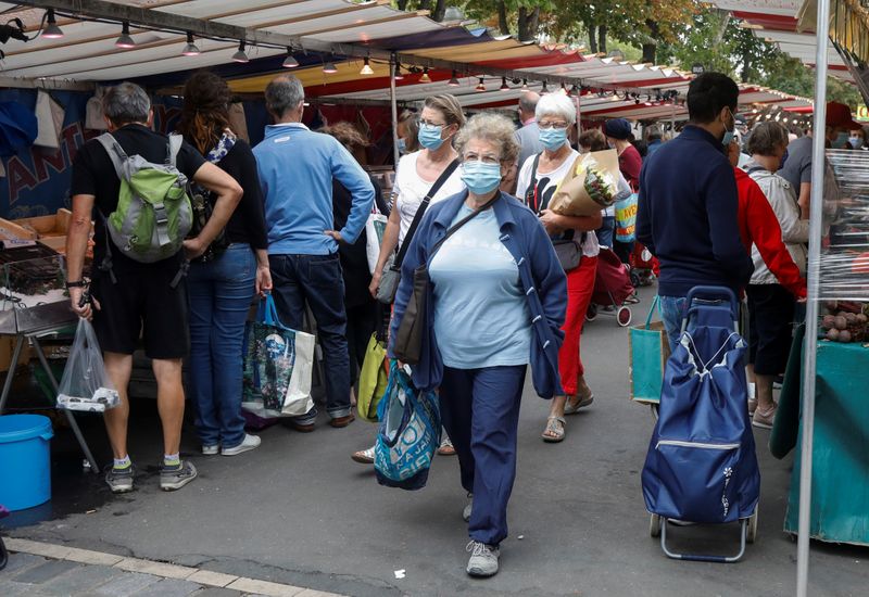 &copy; Reuters. People wear protective masks at an open-air market, in Paris