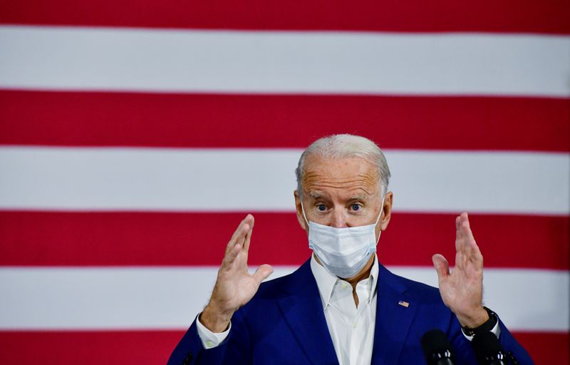 &copy; Reuters. FOTO DE ARCHIVO: El candidato demócrata a la presidencia de Estados Unidos, Joe Biden, habla en un evento de campaña en Manitowoc, Wisconsin.