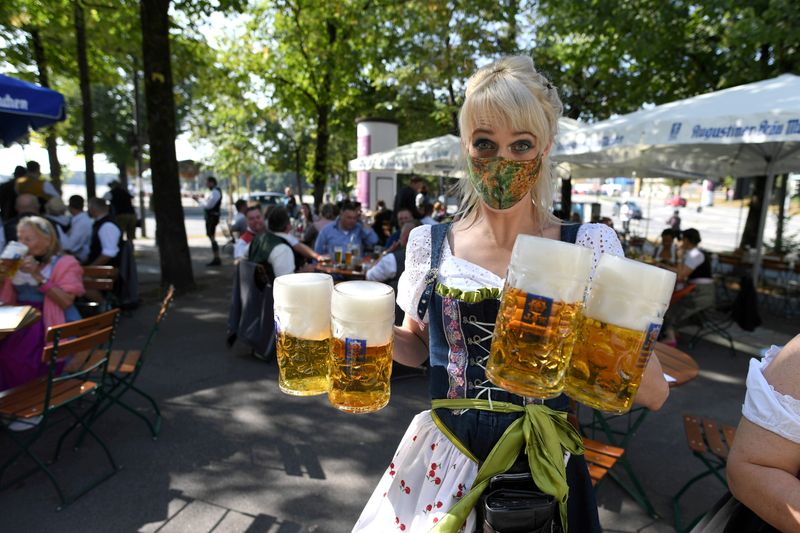 &copy; Reuters. FOTO DE ARCHIVO: Una mujer transporta varias jarras de cerveza en Múnich