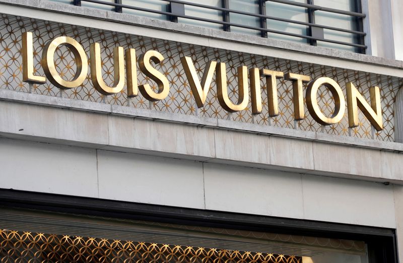 © Reuters. FILE PHOTO: Louis Vuitton logo outside a store in Paris