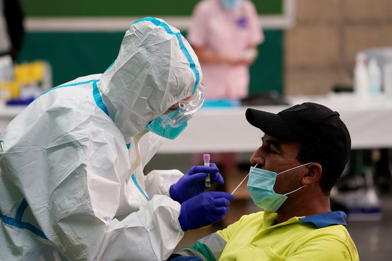 &copy; Reuters. Un trabajador sanitario realiza un test de COVID-19 a un hombre en Laguardia