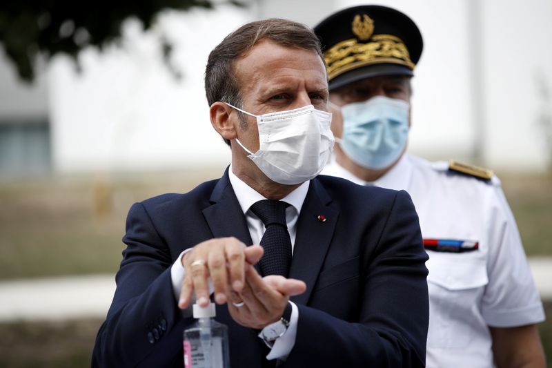 &copy; Reuters. El presidente francés, Emmanuel Macron, durante su vista a un asilo de ancianos en Bracieux