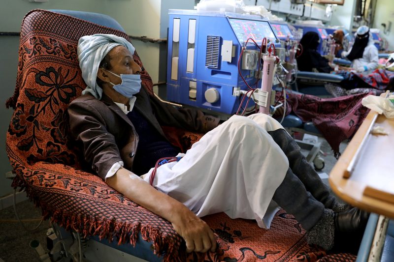 &copy; Reuters. يبذلون قصارى جهدهم.. نقص الوقود يجعل حياة الأطباء في اليمن أكثر صعوبة