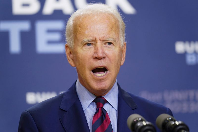 © Reuters. Democratic U.S. presidential nominee Biden discusses U.S. economy during coronavirus pandemic in Wilmington, Delaware