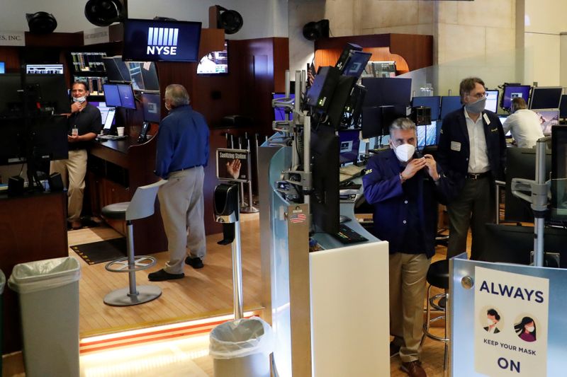 &copy; Reuters. بورصة وول ستريت تغلق مرتفعة بدعم من أمازون، على الرغم من مخاوف اقتصادية