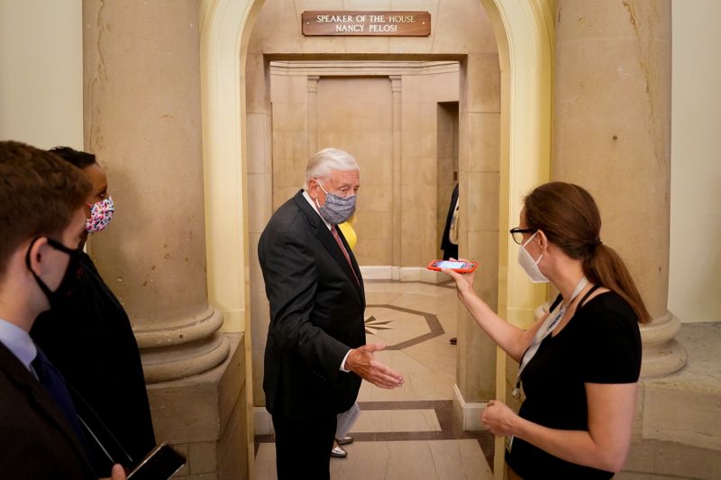 © Reuters. FILE PHOTO: House Majority Leader Steny Hoyer speaks to reporters outside Speaker of the House Nancy Pelosi's office in the U.S. Capitol in Washington