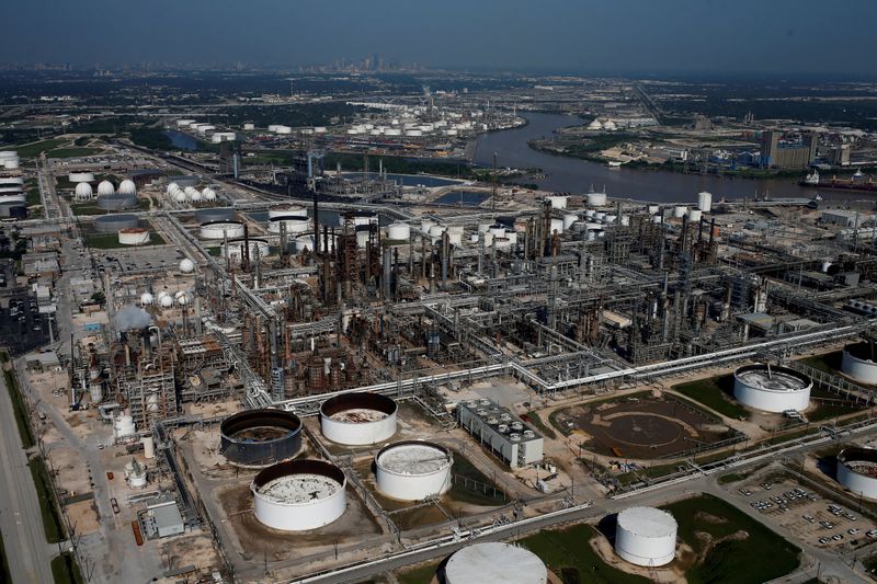 &copy; Reuters. FILE PHOTO: FILE PHOTO: An aerial view of LyondellBasell-Houston Refining is seen in Houston, Texas