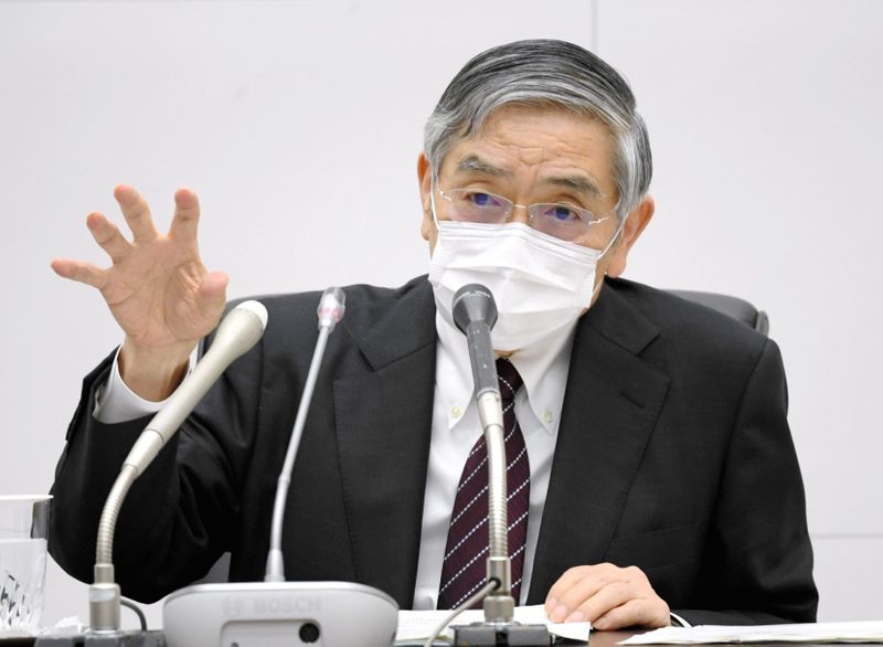 &copy; Reuters. Bank of Japan Governor Haruhiko Kuroda wearing a protective face mask attends a news conference as the spread of the coronavirus disease continues in Tokyo