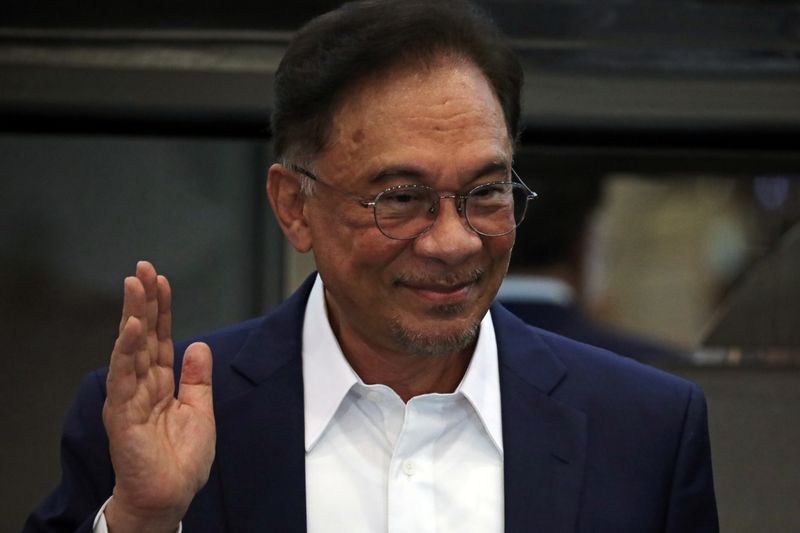 &copy; Reuters. Malaysia opposition leader Anwar Ibrahim waves after a news conference in Kuala Lumpur